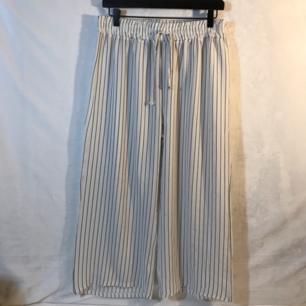 Ashley Blue Women’s Off White And Black‎ Stripe Crop Pants size 1XL